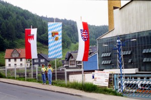 1993_1_Erste_Fr_Fahnen_im_Henneberger_Land_gesichtet__-_Lauscha____Foto_J_Kalb    